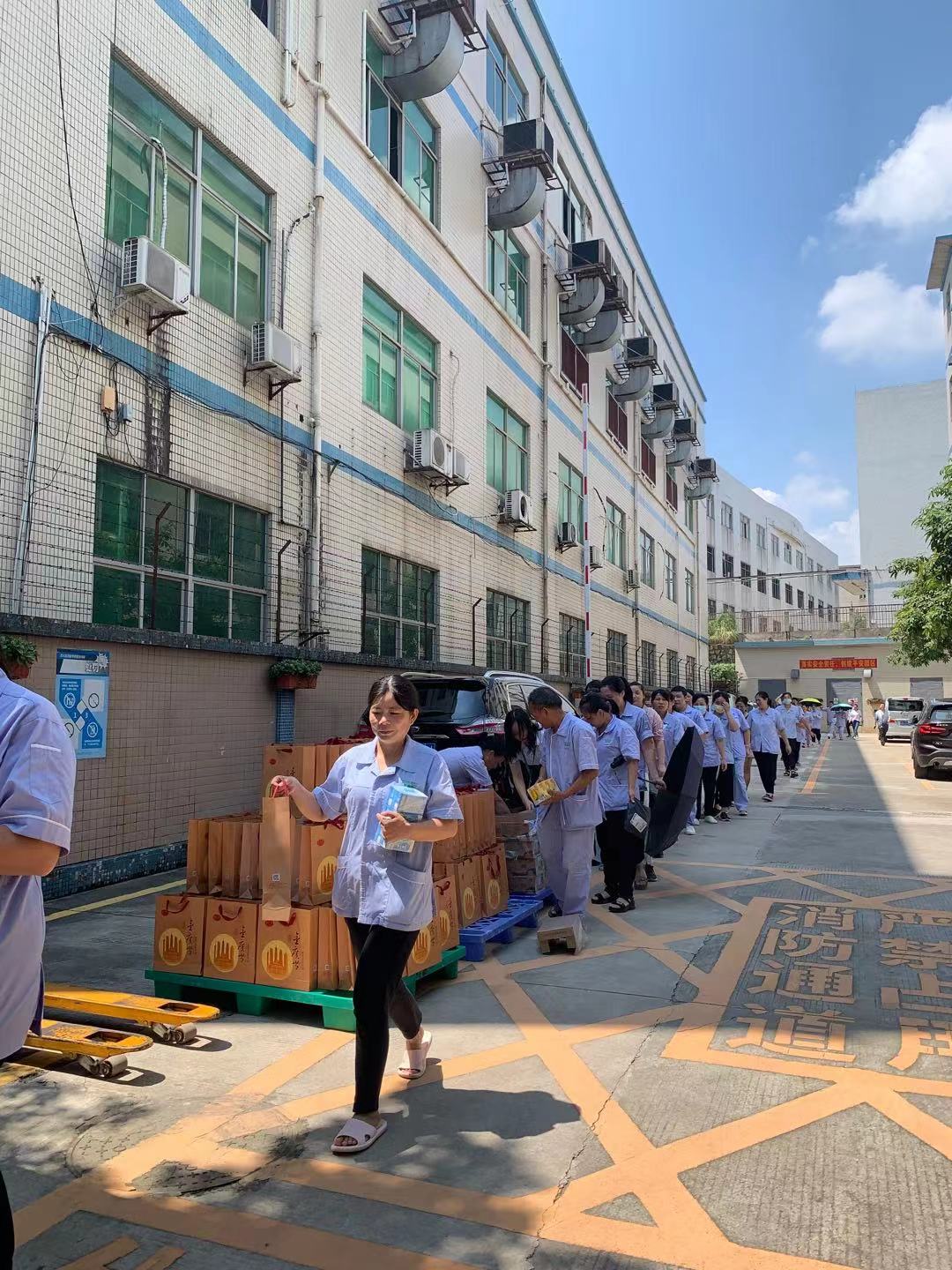 雅香麗化妝用品（深圳）有限公司預(yù)祝大家度過一個平安祥和、喜慶歡樂的中秋假期！