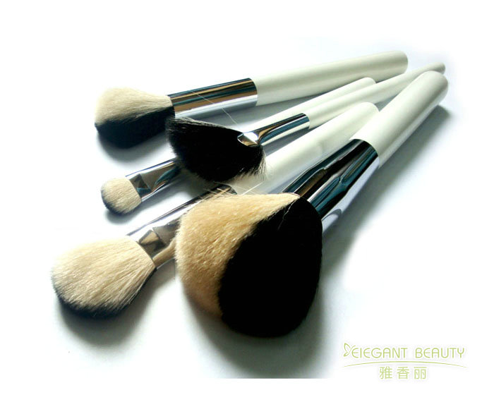 如何根據(jù)季節(jié)變化或妝容趨勢(shì)，更新成套化妝刷的配置？