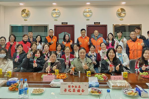 福城街道新和社區(qū)蒞臨雅香麗化妝用品（深圳）有限公司開(kāi)展“巾幗綻放.婦女權(quán)益保護(hù)法介紹”書(shū)記茶話會(huì)。